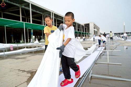 ภาพ No.225275:วันที่ 20 - 27 เมษายน พ.ศ. 2568 "ภาพแห่งความปลื้มที่ไม่มีวันจบ" คณะสงฆ์สามเณร เจ้าหน้าที่ และสาธุชน ร่วมแรงร่วมใจกันเตรียมงานและเก็บงาน เพื่อวันคุ้มครองโลก พิธีถวายมหาสังฆทานคณะสงฆ์ 40,000 กว่าวัดทั่วประเทศ