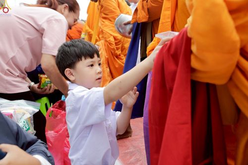 ภาพ No.245469:วันอาทิตย์ที่ 14 กันยายน พ.ศ. 2568 ตักบาตรพระ 555 รูป มหากุศล  น้อมถวายเป็นพุทธบูชา ณ หอนาฬิกาเบตง อ.เบตง จ.ยะลา