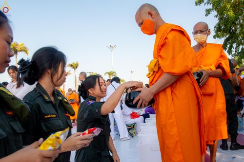 ภาพ No.282723:วันเสาร์ที่ 20 ธันวาคม พ.ศ.2568 พิธีตักบาตรพระ 10,000 รูป (ชุด 2) เนื่องในโอกาส 194 ปี จังหวัดกาญจนบุรี และอุทิศส่วนกุศลให้แด่บรรพชนทั้งหลาย บริเวณถนนสองแคว (Skywalk) เมืองกาญจนบุรี