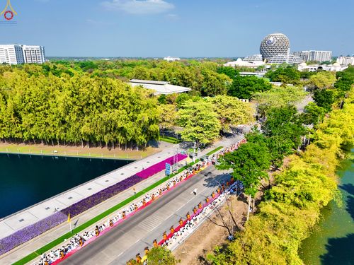 ภาพ No.304779:วันที่ 25 มกราคม พ.ศ. 2569 พิธีต้อนรับพระธรรมยาตรา (ภาพชุดที่ 2) รร.สามัคคีราษฏร์บำรุง-วัดพระธรรมกาย ในโครงการธรรมยาตรา กตัญญูบูชา มหาปูชนียาจารย์ พระมงคลเทพมุนี(สด จนฺทสโร) พระผู้ปราบมาร อนุสรณ์สถาน 7 แห่ง ปีที่ 14