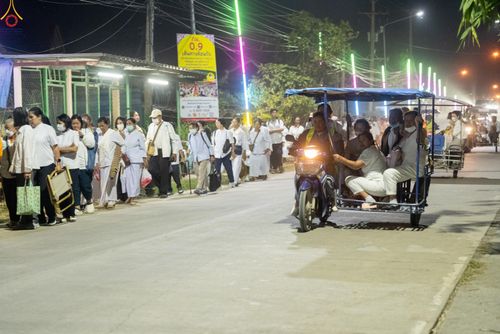 ภาพ No.294183:วันที่ 13 มกราคม พ.ศ. 2569 พิธีจุดประทีปถวายเป็นพุทธบูชา และบูชาธรรมมหาปูชนียาจารย์  (ภาพชุดที่ 2) ณ วัดสองพี่น้อง ต.ต้นตาล อ.สองพี่น้อง จ.สุพรรณบุรี ในโครงการธรรมยาตรา กตัญญูบูชา มหาปูชนียาจารย์ พระมงคลเทพมุนี(สด จนฺทสโร) พระผู้ปราบมาร อนุสรณ์สถาน 7 แห่