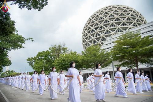 ภาพ No.89146:พิธีอัญเชิญรูปหล่อทองคำ  คุณยายอาจารย์มหารัตนอุบาสิกาจันทร์ ขนนกยูง เพื่อประดิษฐาน ณ มหาวิหารคุณยายอาจารย์ฯ เนื่องในวันครูผู้ค้นพบวิชชาธรรมกาย วันศุกร์ที่ 29 กันยายน พ.ศ. 2566