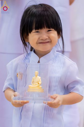 ภาพ No.338130:วันอาทิตย์ต้นเดือน 5 กรกฎาคม พ.ศ.2569 สัมมนาพิเศษ พิธีมอบพระของขวัญ ณ ห้องแก้วสารพัด1 วัดพระธรรมกาย