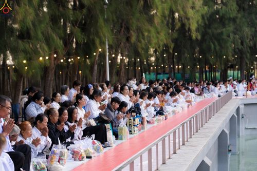 ภาพ No.289257:วันที่ 7 มกราคม พ.ศ. 2569 พิธีตักบาตรพระธรรมยาตรา ณ อนุสรณ์สถานลำดับที่ 1 สถานที่เกิดด้วยรูปกายเนื้อ อนุสรณ์สถานมหาวิหารพระมงคลเทพมุนี (โลตัสแลนด์) อ.สองพี่น้อง จ.สุพรรณบุรี ในโครงการธรรมยาตรา กตัญญูบูชา มหาปูชนียาจารย์ พระมงคลเทพมุนี(สด จนฺทสโร) พระผู้ป