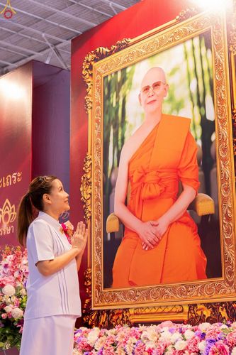 ภาพ No.345570:วันพฤหัสบดีที่ 27 สิงหาคม พ.ศ.2569 พิธีภาคสาย ปฏิบัติธรรมร่วมกัน เนื่องในวันธรรมชัย ณ สภาธรรมกายสากล วัดพระธรรมกาย