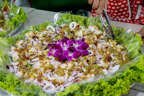 ภาพ No.289881:วันที่ 8 มกราคม พ.ศ. 2569 พิธีถวายภัตตาหารเป็นสังฆทาน แด่พระธรรมยาตรา ณ อนุสรณ์สถานคลองบางนางแท่น อ.สามพราน จ.นครปฐม ในโครงการธรรมยาตรา กตัญญูบูชา มหาปูชนียาจารย์ พระมงคลเทพมุนี(สด จนฺทสโร) พระผู้ปราบมาร อนุสรณ์สถาน 7 แห่ง ปีที่ 14