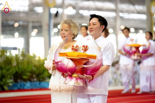 ภาพ No.134425:พิธีทอดผ้าป่าสมทบ มหาสังฆทาน 10,000 วัด ทั่วไทย วันอาทิตย์ต้นเดือนที่ 7 เมษายน พ.ศ.2567 ณ ห้องแก้วสารพัดนึก 1 สภาธรรมกายสากล  วัดพระธรรมกาย จ.ปทุมธานี