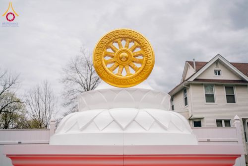 ภาพ No.62500:คณะศิษยานุศิษย์รวมใจสถาปนาและสมโภช ธรรมจักร เพื่ออัญเชิญประดิษฐาน ณ ยอดอุโบสถ 80 ปี หลวงพ่อธัมมชโย วัดพระธรรมกายนิวเจอร์ซี ประเทศสหรัฐอเมริกา  วันอาทิตย์ที่ 7 เมษายน พ.ศ. 2567