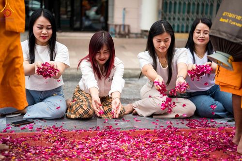 ภาพ No.128319:พิธีอัญเชิญพระบรมสารีริกธาตุ " ใจกลางเมืองนครหาดใหญ่ " เพื่อประดิษฐาน ณ มหารัตนเจดีย์สิริปทุมสวรรค์ (เจดีย์อริยพุทธะ 5 พระองค์) ศูนย์ปฏิบัติธรรมภาคใต้ อ.บางกล่ำ จ.สงขลา  วันที่ 9 มีนาคม พ.ศ.2567 (ชุดที่ 1)