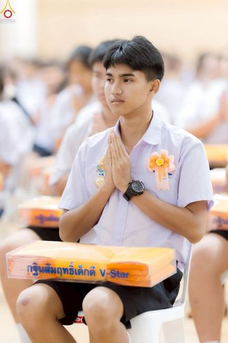 ภาพ No.246039:วันเสาร์ที่ 13 กันยายน พ.ศ. 2568 พิธีมอบผ้าไตรประธานกฐินสัมฤทธิ์เด็กดี V-Star ณ สภาธรรมกายสากล วัดพระธรรมกาย