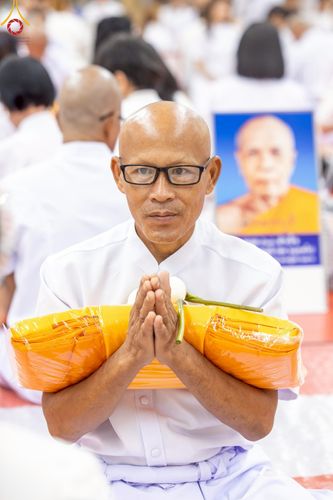 ภาพ No.217071:วันเสาร์ที่ 12 เมษายน พ.ศ. 2568 พิธีเวียนประทักษิณรอบพระมหาธรรมกายเจดีย์  พิธีวันทาเจดีย์ พิธีขอขมาและมอบผ้าไตร ในโครงการอุปสมบทหมู่ บูชาธรรมหลวงพ่อธัมมชโย, โครงการธรรมทายาท ระดับอุดมศึกษา รุ่นที่ 52 ,  โครงการบวชพระนานาชาติ AEC & WAB CEO รุ่นที่ 4 , ณ ว