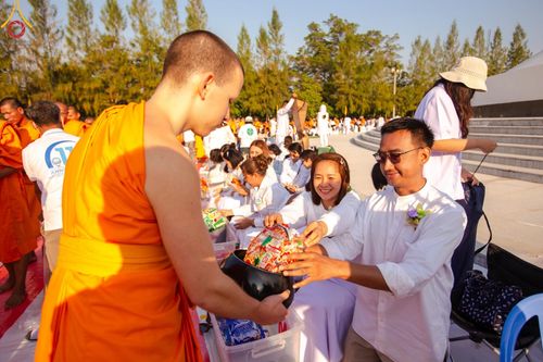 ภาพ No.193079:พิธีตักบาตรพระธรรมยาตรา ณ อนุสรณ์สถานคลองบางนางแท่น อ.สามพราน จ.นครปฐม ในโครงการธรรมยาตรา กตัญญูบูชา มหาปูชนียาจารย์ พระมงคลเทพมุนี(สด จนฺทสโร) พระผู้ปราบมาร อนุสรณ์สถาน 7 แห่ง ปีที่ 13 วันที่ 11 มกราคม พ.ศ.2568