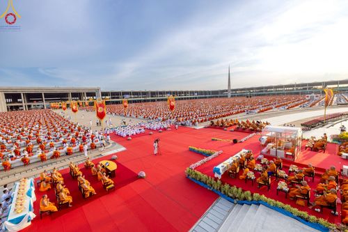 ภาพ No.221682:วันอังคารที่ 22 เมษายน พ.ศ. 2568 ภาพพิธีถวายมหาสังฆทานคณะสงฆ์ 40,000 กว่าวัดทั่วประเทศ เนื่องในวันคุ้มครองโลก ชุดที่ 2 (ปลื้มให้สมการรอคอย) ณ ลานธรรมพระมหาธรรมกายเจดีย์ วัดพระธรรมกาย