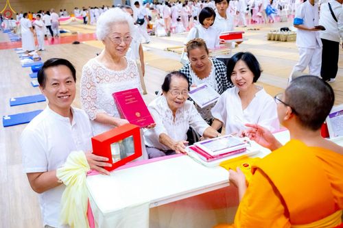 ภาพ No.228441:วันอาทิตย์ที่ 8 มิถุนายน พ.ศ. 2568 พิธีถวายทุนสนับสนุนพระไตรปิฎกฉบับธรรมชัย และอนุรักษ์คัมภีร์โบราณ ณ ห้องแก้วสารพัดนึก 2 วัดพระธรรมกาย