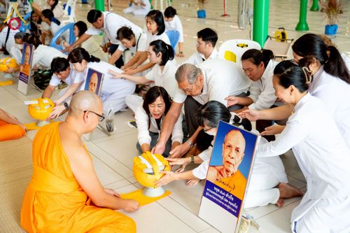 ภาพ No.256307:วันที่ 4 ตุลาคม พ.ศ. 2568 พิธีบรรพชาอุปสมบท  โครงการอุปสมบทหมู่บูชาธรรม 141 ปี  พระมงคลเทพมุนี (สด จนฺทสโร) ณ โบสถ์พระไตรปิฏก วัดพระธรรมกาย จ.ปทุมธานี