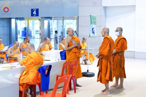 ภาพ No.208906:พระบาทสมเด็จพระเจ้าอยู่หัวทรงพระกรุณาโปรดเกล้าฯ พระราชทานภัตตาหารพระราชทาน แด่พระภิกษุ สามเณร ในการสอบบาลีสนามหลวง ณ วัดพระธรรมกาย วันที่ 22 กุมภาพันธ์ พ.ศ. 2568 ณ วัดพระธรรมกาย อำเภอคลองหลวง จังหวัดปทุมธานี