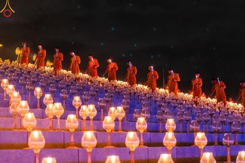 ภาพ No.160704:พิธีจุดประทีป 20,000 ดวง บูชาพระมหาธรรมกายเจดีย์ และบูชาพระมงคลเทพมุนี (สด จนฺทสโร) พระผู้ปราบมาร ณ ลานธรรม พระมหาธรรมกายเจดีย์ วัดพระธรรมกาย จ.ปทุมธานี วันที่ 10 ตุลาคม พ.ศ. 2567