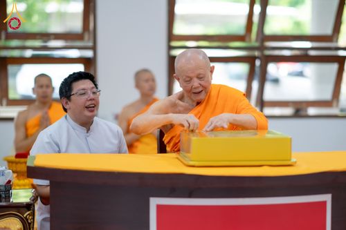 ภาพ No.160922:พิธีเจริญพระพุทธมนต์ และปิดแผ่นทองรูปเหมือน พระเดชพระคุณพระมงคลเทพมุนี (สด จนฺทสโร) พระผู้ปราบมาร จำนวน 3 องค์ วันเสาร์ที่ 5 ตุลาคม พ.ศ. 2567 ณ อาคารปลูกศรัทธา 2 (ชานชลาเดิม) วัดพระธรรมกาย อ.คลองหลวง จ.ปทุมธานี