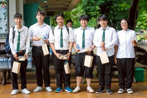 ภาพ No.243181:วันพฤหัสบดีที่ 4 กันยายน พ.ศ. 2568 เวลา 07.00-08.15 น. มหาวิทยาลัยเกษตรศาสตร์ กำแพงแสน ร่วมทำบุญตักบาตร Freshy KU85 พระสงฆ์ 85 รูป