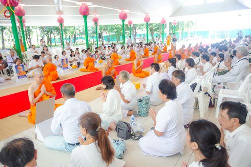 ภาพ No.159823:พิธีตัดปอยผมปลงผมนาคธรรมทายาท, พิธีบรรพชาอุปสมบทหมู่ โครงการอุปสมบทหมู่บูชาธรรม 140 ปี พระมงคลเทพมุนี (สด จนฺทสโร) ณ โบสถ์พระไตรปิฏก วัดพระธรรมกาย วันเสาร์ที่ 5 ตุลาคม พ.ศ. 2567