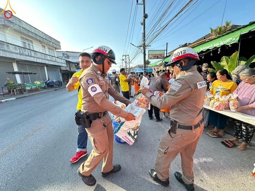 ภาพ No.133565:พิธีขอขมารับผ้าไตร, พิธีบรรพชาสามเณร, สามเณรออกบิณฑบาต ในโครงการบรรพชาสามเณร ฟื้นฟูพระพุทธศาสนาทั่วไทย  ณ ศูนย์ปฏิบัติธรรม และอบรมเยาวชนเมืองยะลา วันที่ 3 เมษายน พ.ศ. 2567