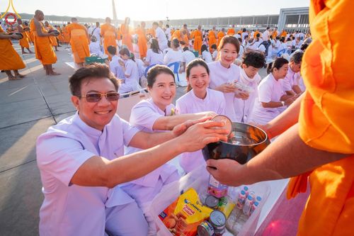 ภาพ No.187857:พิธีตักบาตรฉลองพระใหม่ ต้อนรับพุทธศักราช 2568 ณ ลานธรรมพระมหาธรรมกายเจดีย์ วัดพระธรรมกาย จ.ปทุมธานี วันที่ 1 มกราคม พ.ศ. 2568