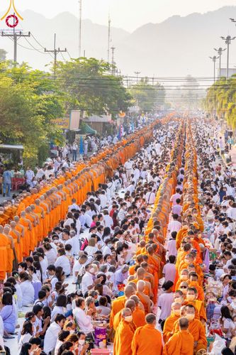 ภาพ No.101941:ตักบาตรพระ 10,000 รูป เติมบุญให้แผ่นดิน เนื่องในโอกาส 192 ปี จังหวัดกาญจนบุรี หนึ่งในโครงการตักบาตรพระ 2,000,000 รูป  77 จังหวัดทุกวัดทั่วไทย วันจันทร์ที่ 11 ธันวาคม พ.ศ. 2566 บริเวณถนนสองแคว (SKY WALK) เมืองกาญจนบุรี