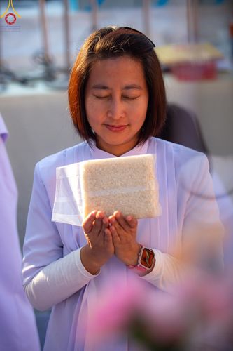 ภาพ No.197760:พิธีตักบาตรพระธรรมยาตรา ณ อนุสรณ์สถานลำดับที่ 4 สถานที่เกิดด้วยกายธรรม วัดโบสถ์(บน) ต.บางคูเวียง จ.นนทบุรี ในโครงการธรรมยาตรา กตัญญูบูชา มหาปูชนียาจารย์ พระมงคลเทพมุนี(สด จนฺทสโร) พระผู้ปราบมาร อนุสรณ์สถาน 7 แห่ง ปีที่ 13 วันที่ 19 มกราคม พ.ศ. 2568