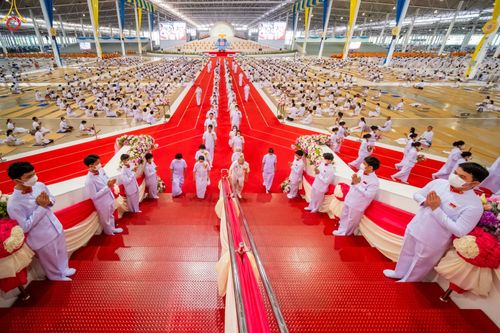 ภาพ No.89559:พิธีตักบาตร ข้าวสารอาหารแห้ง พิธีบูชาข้าวพระ และพิธีจุดเทียนใจ ไฟนิรันดร์  อนันตชัย ณ สภาธรรมกายสากล วัดพระธรรมกาย วันอาทิตย์ที่ 1 ตุลาคม พ.ศ. 2566