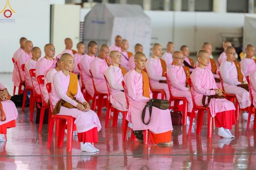 ภาพ No.177698:พิธีตักบาตรและพิธีบูชาข้าวพระ ในวันอาทิตย์ต้นเดือนที่ 1 ธันวาคม พ.ศ. 2567 ณ สภาธรรมกายสากล วัดพระธรรมกาย