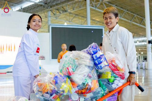 ภาพ No.223463:วันวิสาขบูชา วันอาทิตย์ที่ 11 พฤษภาคม พ.ศ. 2568 พิธีตักบาตร และปฎิบัติธรรม ณ สภาธรรมกายสากล วัดพระธรรมกาย