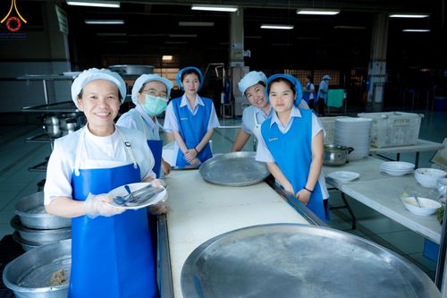 ภาพ No.205804:พิธีสวดพระพุทธมนต์ และถวายภัตตาหารเมนูสวรรค์แด่พระภิกษุ สามเณร วันจันทร์ที่ 3 กุมภาพันธ์ พ.ศ. 2568 ณ หอฉันคุณยายอาจารย์ฯ วัดพระธรรมกาย