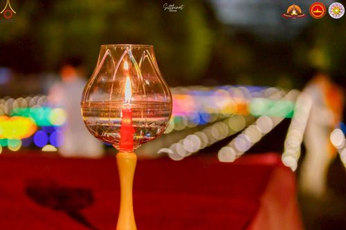 ภาพ No.224600:วันจันทร์ที่ 12 พฤษภาคม พ.ศ. 2568  ชาวพุทธในอินโดนีเซีย ร่วมฉลองวิสาขบูชาจุดประทีปกว่า 200,000 ดวง ณ พระมหาเจดีย์บรมพุทโธ  เจริญพุทธมนต์ถวาย “พระวชิรเกล้าเจ้าอยู่หัว”