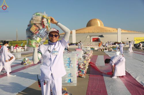 ภาพ No.105366:พิธีตักบาตรฉลองพระบวชใหม่ รุ่นบูชาธรรมมหาปูชนียาจารย์ และต้อนรับศักราชใหม่ วันจันทร์ที่ 1 มกราคม พ.ศ. 2567 ณ ลานธรรมพระมหาธรรมกายเจดีย์ วัดพระธรรมกาย