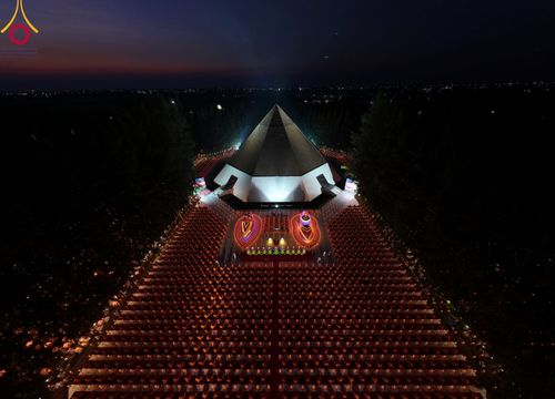 ภาพ No.107239:พิธีจุดประทีปถวายเป็นพุทธบูชา และบูชาธรรมมหาปูชนียาจารย์ ในโครงการธรรมยาตรากตัญญูบูชา มหาปูชนียาจารย์ พระมงคลเทพมุนี(สด จนฺทสโร) พระผู้ปราบมาร  อนุสรณ์สถาน 7 แห่ง ปีที่ 12  วันที่ 6 มกราคม พ.ศ. 2567 ณ อนุสรณ์สถานมหาวิหารพระมงคลเทพมุนี อ.สองพี่น้อง จ.สุพร