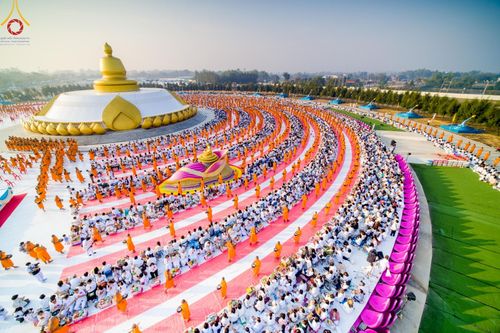 ภาพ No.201149:พิธีตักบาตรพระธรรมยาตรา ณ อนุสรณ์สถานลำดับที่ 5 สถานที่เผยแผ่วิชชาธรรมกายครั้งแรก อนุสรณ์สถานบางปลา วัดบางปลา อำเภอบางเลน จังหวัดนครปฐม ในโครงการธรรมยาตรา กตัญญูบูชา มหาปูชนียาจารย์ พระมงคลเทพมุนี(สด จนฺทสโร) พระผู้ปราบมาร อนุสรณ์สถาน 7 แห่ง ปีที่ 13