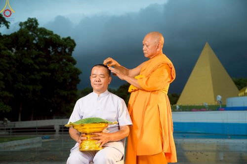 ภาพ No.223271:วันที่ 2 -10 พฤษภาคม พ.ศ. 2568 พิธีตัดปอยผม ปลงผม พิธีขอขมาลาอุปสมบทอุทิศชีวิต ของอุบาสก พิสิทธิ์ หมื่นแกล้ว  ณ วัดพระธรรมกาย