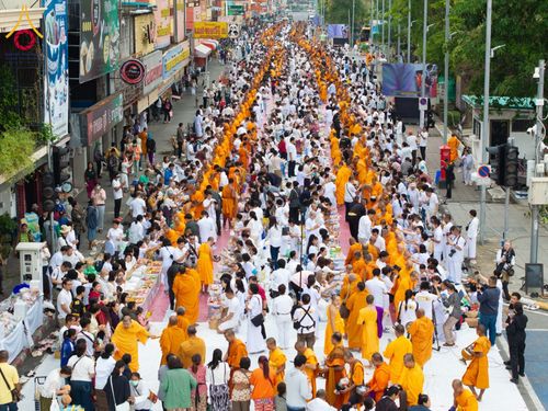 ภาพ No.210399:วันอาทิตย์ที่ 9 มีนาคม พ.ศ. 2568 พ่อเมืองโคราชจัดตักบาตรพระหมื่น ทำบุญเมือง 557 ปี