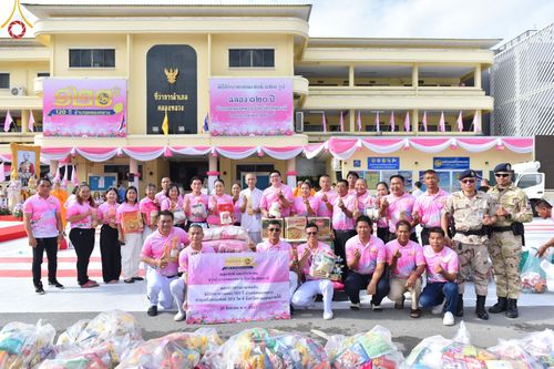 ภาพ No.150923:พิธีเจริญพระพุทธมนต์ และทำบุญตักบาตรแด่คณะสงฆ์ จำนวน 121 รูป เนื่องในโอกาสฉลองครบรอบ 120 ปี อำเภอคลองหลวง จังหวัดปทุมธานี เพื่อถวายเป็นพุทธบูชา ช่วยเหลือผู้ประสบความเดือดร้อนจากอุทกภัย และคณะสงฆ์ 323 วัด 4 จังหวัดชายแดนภาคใต้ วันเสาร์ที่ 31 สิงหาคม พ.ศ. 