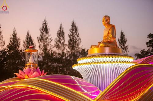 ภาพ No.192758:พิธีจุดประทีปถวายเป็นพุทธบูชา และบูชาธรรมมหาปูชนียาจารย์ ณ อนุสรณ์สถานคลองบางนางแท่น อ.สามพราน จ.นครปฐม ในโครงการธรรมยาตรา กตัญญูบูชา มหาปูชนียาจารย์ พระมงคลเทพมุนี(สด จนฺทสโร) พระผู้ปราบมาร อนุสรณ์สถาน 7 แห่ง ปีที่ 13 วันที่ 10 มกราคม พ.ศ. 2568