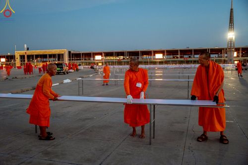 ภาพ No.219196:วันที่ 19-21 เมษายน พ.ศ. 2568 การเตรียมงานในลานธรรม , วิหารคด เพื่องานวันคุ้มครองโลก 22 เมษายน พ.ศ. 2568