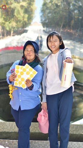 ภาพ No.198844:V.50 สารพัดV สารพัดดี ที่ธรรมยาตรา ในโครงการธรรมยาตรา กตัญญูบูชา มหาปูชนียาจารย์ พระมงคลเทพมุนี(สด จนฺทสโร) พระผู้ปราบมาร อนุสรณ์สถาน 7 แห่ง ปีที่ 13 ระหว่างวันที่ 2-31 มกราคม พ.ศ. 2568