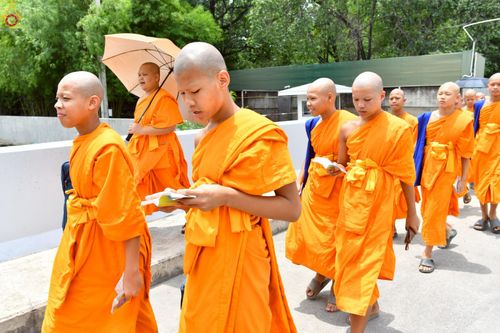 ภาพ No.229800:วันที่ 25 มิถุนายน พ.ศ. 2568 (แรม 15 ค่ำ เดือน 7) พิธีบุพเปตพลี ครั้งที่ 166 ร่วมอุทิศบุญแด่หมู่ญาติที่ล่วงลับไปแล้ว และสืบทอดอายุพระพุทธศาสนา ณ หอฉันคุณยายอาจารย์ฯ วัดพระธรรมกาย