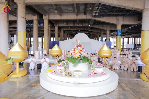 ภาพ No.311525:วันจันทร์ที่ 23 กุมภาพันธ์ พ.ศ. 2569 เปิดโลกทัศน์ผู้บริหารสถานศึกษายุคใหม่ เรียนรู้ต้นแบบการพัฒนาคนผ่านพลัง “บวร–V-Star” ผู้เข้ารับการพัฒนาตามโครงการ สพฐ. ศึกษาดูงานวัดพระธรรมกาย เสริมภาวะผู้นำคุณธรรมสู่การบริหารโรงเรียนอย่างยั่งยืน ณ อาคาร 100 ปี คุณยาย