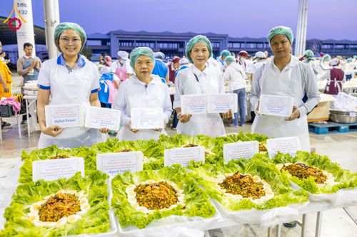 ภาพ No.203173:พิธีถวายภัตตาหารเป็นสังฆทาน แด่พระธรรมยาตรา ณ วัดพระธรรมกาย ตำบลคลองสาม อำเภอคลองหลวง จังหวัดปทุมธานี ในโครงการธรรมยาตรา กตัญญูบูชา มหาปูชนียาจารย์ พระมงคลเทพมุนี(สด จนฺทสโร) พระผู้ปราบมาร อนุสรณ์สถาน 7 แห่ง ปีที่ 13 วันที่ 29 มกราคม พ.ศ. 2568