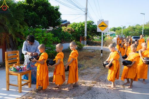 ภาพ No.57825:กิจกรรมบิณฑบาตของสามเณร โครงการบรรพชาสามเณร ฟื้นฟูพระพุทธศาสนาทั่วไทย ธุดงคสถานชลบุรี ณ ชุมชนบ้านห้วยเหียน ตำบลบ่อวิน  อำเภอศรีราชา จังหวัดชลบุรี วันที่ 27 เมษายน พ.ศ. 2567