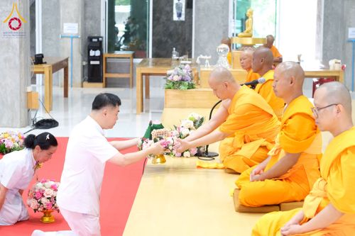 ภาพ No.277906:พิธีตัดปอยผมและปลงผมนาคธรรมทายาท พิธีขอขมาผู้ปกครอง ณ ศูนย์อบรมเยาวชนนครปฐม จ.นครปฐม และพิธีมอบบาตร ผ้าไตร นาคธรรมทายาท พิธีบรรพชา อุปสมบทหมู่ ณ วัดลาดหญ้าไทร จ.นครปฐม