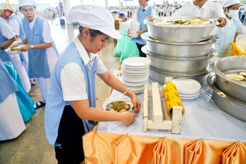 ภาพ No.60191:คณะสงฆ์ 10,000 กว่าวัดฉันภัตตาหารเพล ในวันคุ้มครองโลก วันจันทร์ที่ 22 เมษายน พ.ศ. 2567 ณ สภาธรรมกายสากล วัดพระธรรมกาย