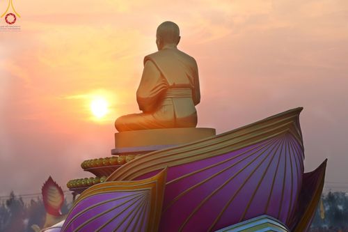 ภาพ No.201004:พิธีตักบาตรพระธรรมยาตรา ณ อนุสรณ์สถานลำดับที่ 5 สถานที่เผยแผ่วิชชาธรรมกายครั้งแรก อนุสรณ์สถานบางปลา วัดบางปลา อำเภอบางเลน จังหวัดนครปฐม ในโครงการธรรมยาตรา กตัญญูบูชา มหาปูชนียาจารย์ พระมงคลเทพมุนี(สด จนฺทสโร) พระผู้ปราบมาร อนุสรณ์สถาน 7 แห่ง ปีที่ 13