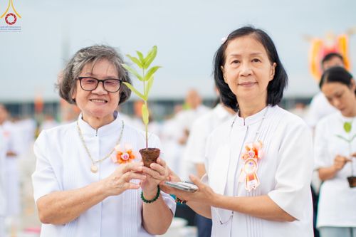 ภาพ No.160399:พิธีปลูกต้นทรัพย์บานชื่น ณ ลานธรรม พระมหาธรรมกายเจดีย์ วัดพระธรรมกาย จ.ปทุมธานี วันพฤหัสบดีที่ 10 ตุลาคม พ.ศ. 2567